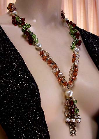 a beautiful vintage costume jewelry necklace unsigned