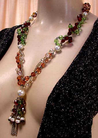 a beautiful vintage costume jewelry necklace unsigned