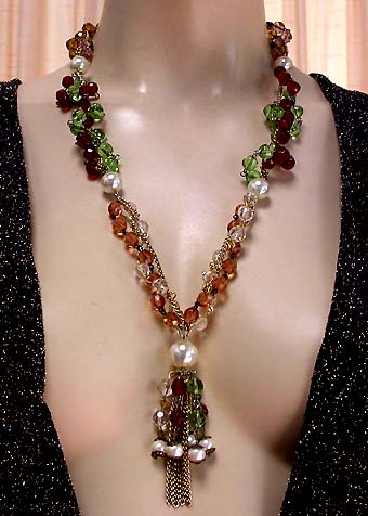 a beautiful vintage costume jewelry necklace unsigned