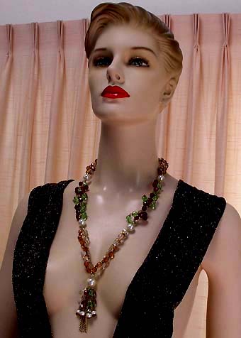 a beautiful vintage costume jewelry necklace unsigned