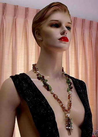 a beautiful vintage costume jewelry necklace unsigned