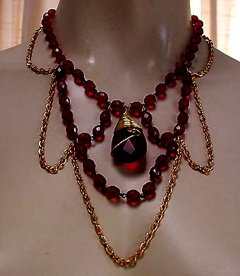 a beautiful vintage costume jewelry necklace unsigned