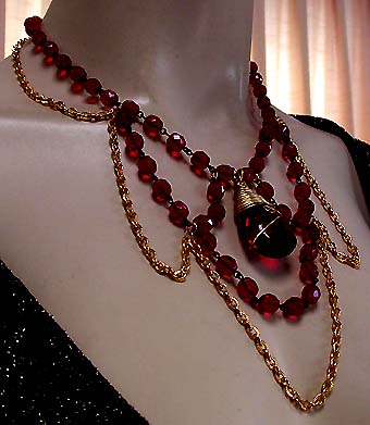 a beautiful vintage costume jewelry necklace unsigned