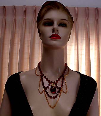a beautiful vintage costume jewelry necklace unsigned