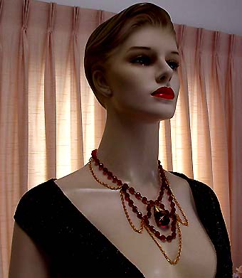a beautiful vintage costume jewelry necklace unsigned