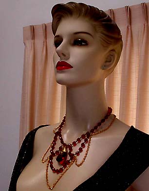 a beautiful vintage costume jewelry necklace unsigned