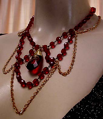 a beautiful vintage costume jewelry necklace unsigned