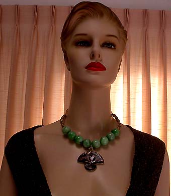 a beautiful vintage costume jewelry necklace unsigned
