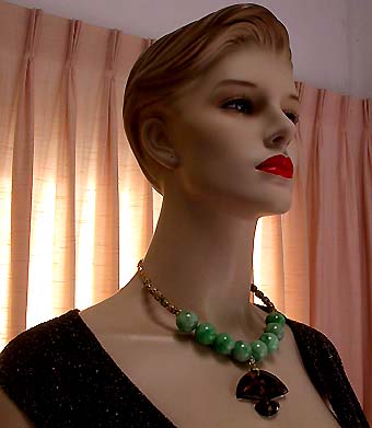 a beautiful vintage costume jewelry necklace unsigned