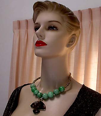 a beautiful vintage costume jewelry necklace unsigned