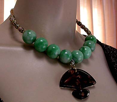 a beautiful vintage costume jewelry necklace unsigned