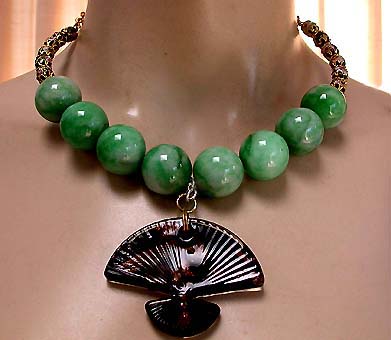 a beautiful vintage costume jewelry necklace unsigned