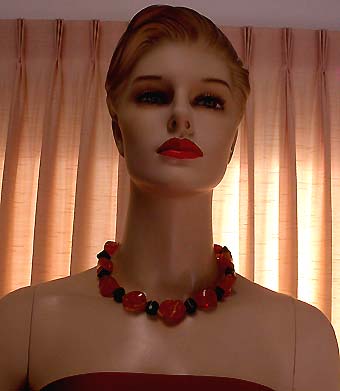 a beautiful vintage costume jewelry necklace unsigned