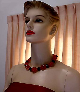a beautiful vintage costume jewelry necklace unsigned