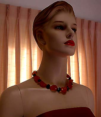a beautiful vintage costume jewelry necklace unsigned