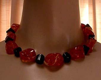 a beautiful vintage costume jewelry necklace unsigned
