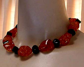 a beautiful vintage costume jewelry necklace unsigned