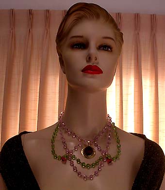 a beautiful vintage costume jewelry necklace unsigned