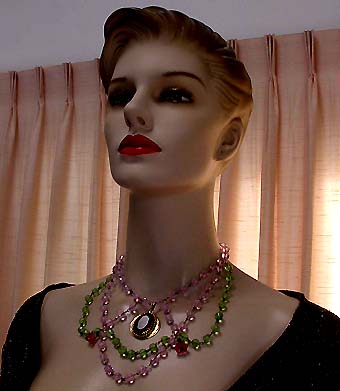a beautiful vintage costume jewelry necklace unsigned
