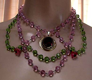 a beautiful vintage costume jewelry necklace unsigned