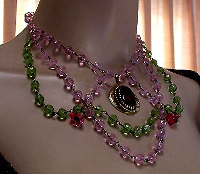 a beautiful vintage costume jewelry necklace unsigned