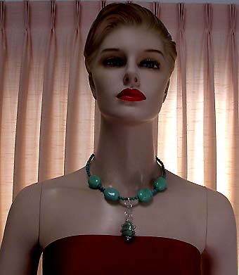 a beautiful vintage costume jewelry necklace unsigned