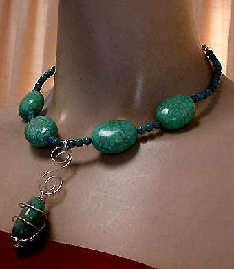 a beautiful vintage costume jewelry necklace unsigned