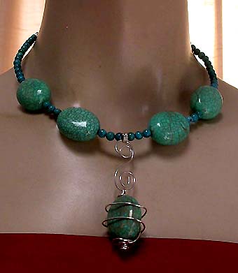 a beautiful vintage costume jewelry necklace unsigned