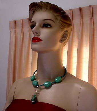a beautiful vintage costume jewelry necklace unsigned