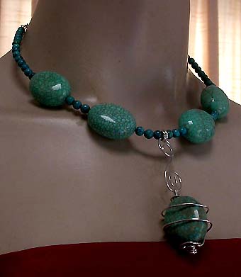 a beautiful vintage costume jewelry necklace unsigned