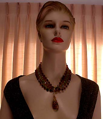 a beautiful vintage costume jewelry necklace unsigned