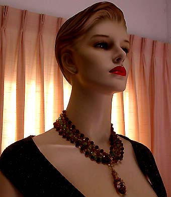 a beautiful vintage costume jewelry necklace unsigned