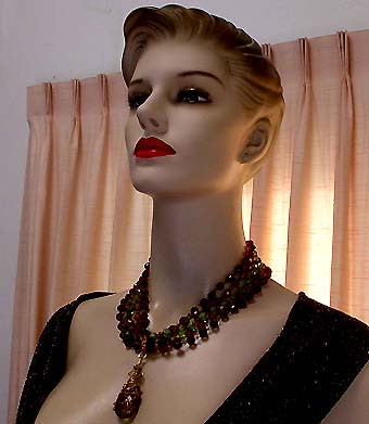 a beautiful vintage costume jewelry necklace unsigned