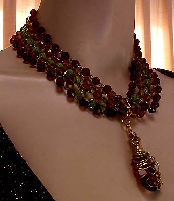 a beautiful vintage costume jewelry necklace unsigned