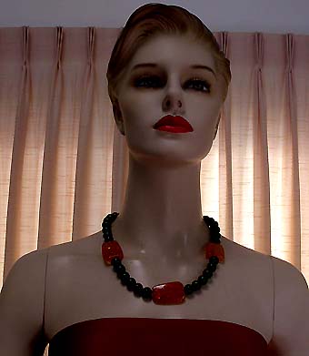 a beautiful vintage costume jewelry necklace unsigned