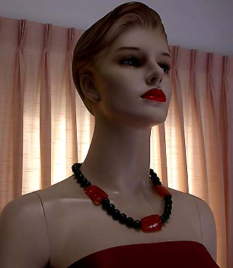 a beautiful vintage costume jewelry necklace unsigned