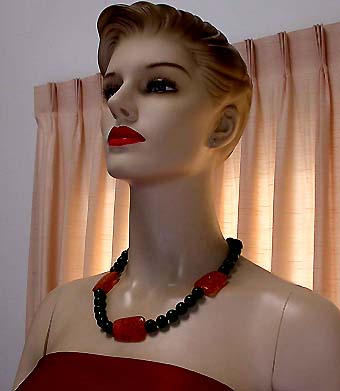 a beautiful vintage costume jewelry necklace unsigned