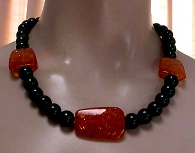a beautiful vintage costume jewelry necklace unsigned