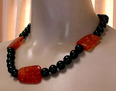 a beautiful vintage costume jewelry necklace unsigned
