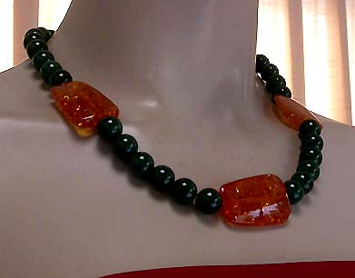 a beautiful vintage costume jewelry necklace unsigned