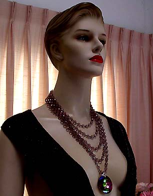 a beautiful vintage costume jewelry necklace unsigned