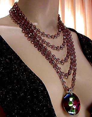 a beautiful vintage costume jewelry necklace unsigned