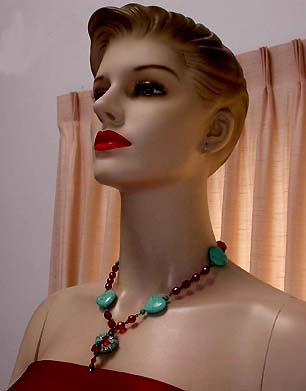 a beautiful vintage costume jewelry necklace unsigned