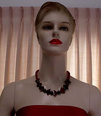 a beautiful vintage costume jewelry necklace unsigned
