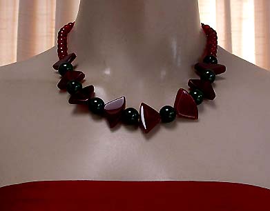 a beautiful vintage costume jewelry necklace unsigned
