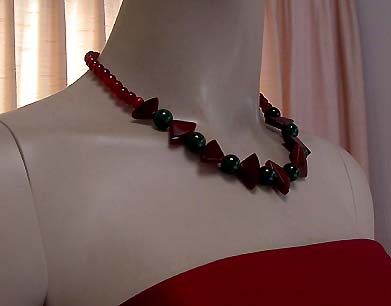 a beautiful vintage costume jewelry necklace unsigned