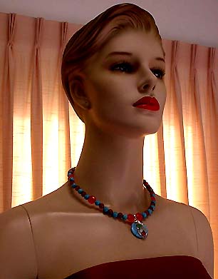 a beautiful vintage costume jewelry necklace unsigned
