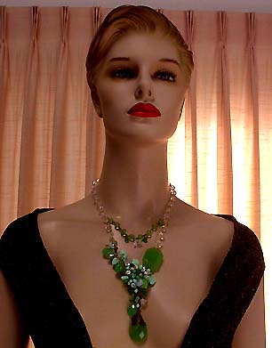 a beautiful vintage costume jewelry necklace unsigned