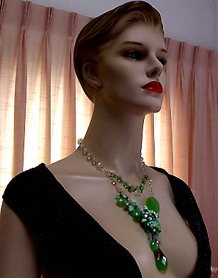 a beautiful vintage costume jewelry necklace unsigned