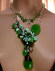 a beautiful vintage costume jewelry crystal rhinestone necklace